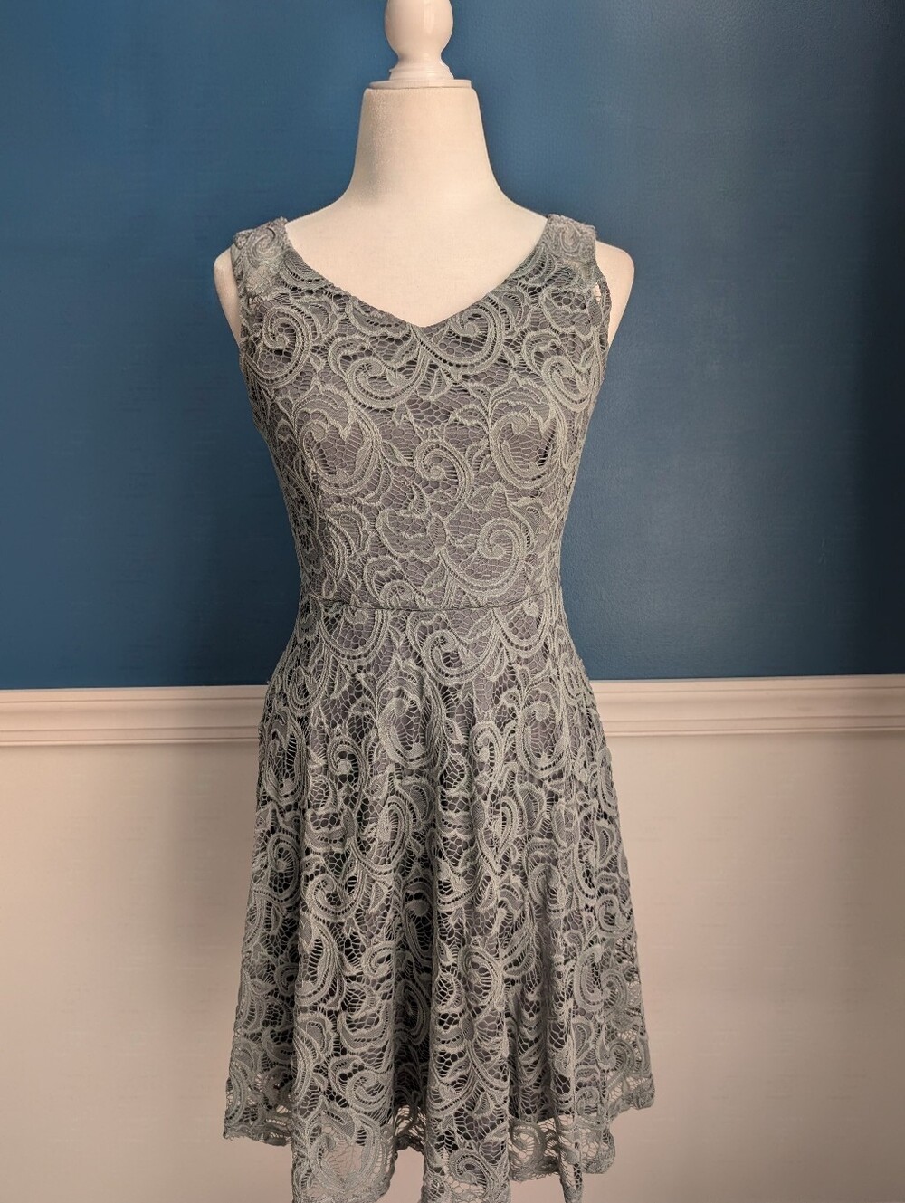 Elegant Sleeveless Lace Fit & Flare Dress in Light Gray